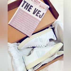 VEJA Esplar Logo Leather Sneaker | Light Blue         *Brand New*